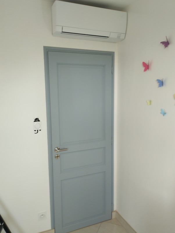 Unité climatisation intérieure au mur en hauteur Mitsubishi à proche de Gardanne dans les Bouches du Rhone 