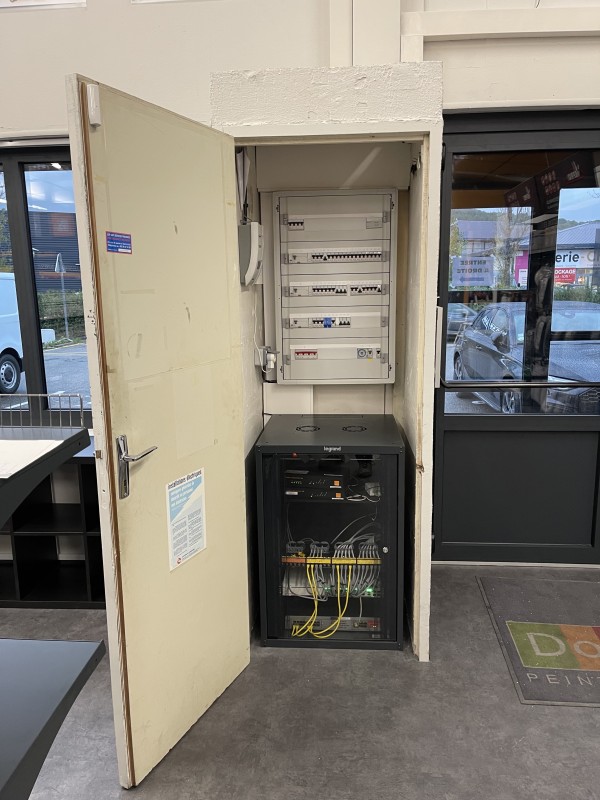installation d’une armoire électrique  et d’une baie de brassage informatique LEGRAND 