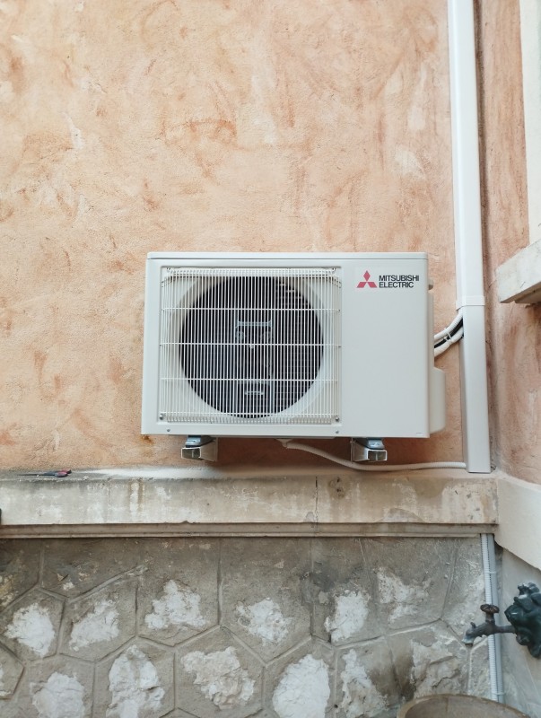 Installation d'une climatisation extérieure Mitsubishi à Marseille proche d'AIX en Provence