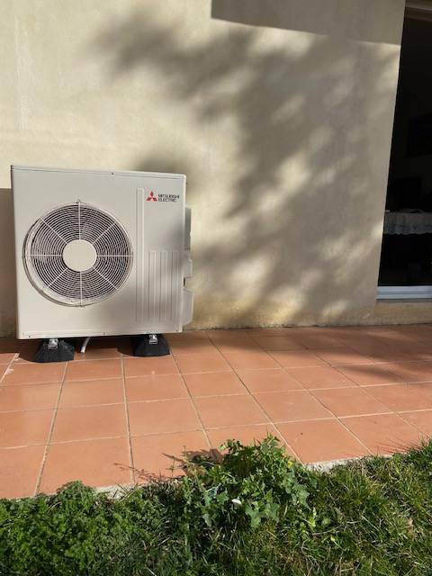 Installation clim console MITSUBISHI et cache groupe extérieur bois à Aix en Provence