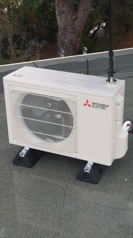 Pose d’une climatisation murale Mitsubishi avec unité extérieure sur toiture en périphérie de Trets
