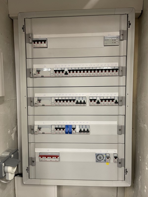 installation d’une armoire électrique  et d’une baie de brassage informatique LEGRAND 