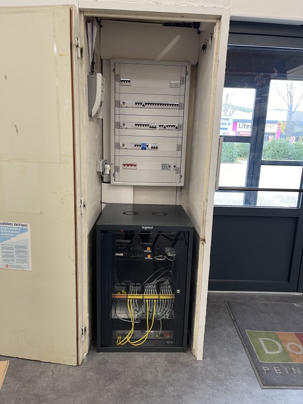 installation d’une armoire électrique  et d’une baie de brassage informatique LEGRAND 